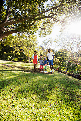 포토 JPG 해외이미지 전신 여자 남자 딸 행복 아들 어린이 가족 엄마 서기 소년 잔디 여러명 20대 성인 앞모습 캐주얼 햇빛 손잡기 맑음 기쁨 아빠 즐거움 해외202007 해외포토 식물 옷 감정 뷰포인트 다수 관계 모션 날씨 사람 청년 태양 파일형식