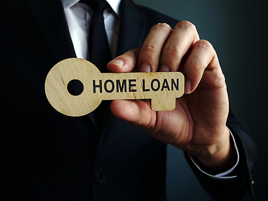 포토 JPG 해외이미지 무료이미지 남자 열쇠 부동산 주택 한명 들기 성인 투자 대출 성인남자한명만 주택대출 해외202007 해외202105 해외포토 1 비즈니스 모션 사람 건물 금융 재산 남자한명만 성인남자만 파일형식