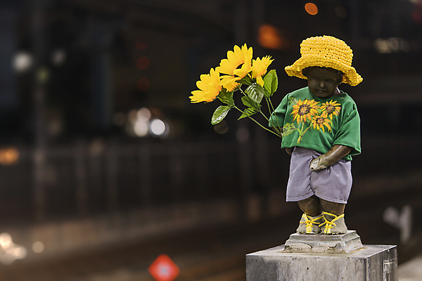 포토 JPG 해외이미지 모자 옷 계절 꽃 어린이 조각 티셔츠 패턴 해바라기 서기 사람없음 야외 물 여름 빛 태양 노란색 금속 일본 터치 외계인 바위 액체 도쿄 야간 플라스틱 속도 네온 청동 단상 방광 옛날 콘크리트 해외202007 해외포토 자연요소 식물 잡화 아시아 컬러 셔츠 무늬 모션 재질 사람 미확인물체 돌_바위 비뇨기관 파일형식