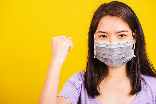 포토 JPG 해외이미지 여자 백그라운드 건강 마스크 한명 안전 사람 동양인 성인 기쁨 흰색 바이러스 질병 예방 여자한명만 코로나바이러스 포스트코로나 해외202007 델타변이바이러스 해외포토 1 감정 컬러 의학 인종 사회이슈 여자만 파일형식