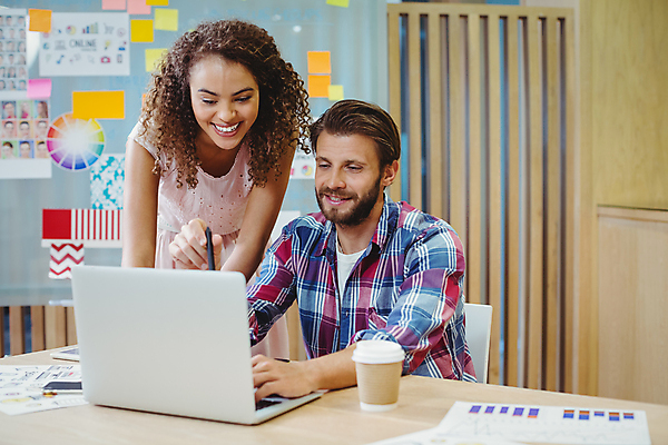 포토 JPG 해외이미지 라이프스타일 응시 여자 남자 직장 서기 앉기 상반신 성인 두명 앞모습 30대 노트북 비즈니스맨 비즈니스우먼 동료 테이크아웃컵 성인만 해외202007 해외포토 시선 뷰포인트 회사 비즈니스 관계 모션 사람 생활 컵 장년 전자제품 직장인 파일형식