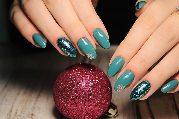 포토 JPG 해외이미지 손 여자 근접촬영 신체부위 장식볼 손톱관리 네일아트 손톱 해외202007 해외포토 뷰포인트 사람 장식 뷰티 파일형식