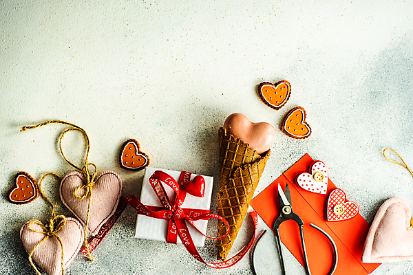 포토 JPG 해외이미지 무료이미지 발렌타인데이 사랑 사람없음 장식 하트 오브젝트 흰배경 해외202007 해외202105 해외포토 모양 감정 백그라운드 데이이벤트 흰색 파일형식