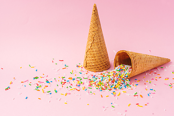 포토 JPG 해외이미지 음식 분홍색 다이어트 재료 아이스크림 디저트 사람없음 컵 여름 컬러풀 노란색 과자 냉동 얼음 식사 추위 신선 뜨거움 플랫 달콤 맛 상품 시원함 설탕 밀 굽기 수집 크림 묘사 준비 싱글 상쾌 서빙 머리위 칼로리 원뿔 와플 캐러멜 맛있는 해외202007 해외포토 자연요소 도형 식기 계절 감정 컬러 컨셉 곡류 건강 구이 파일형식