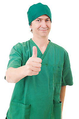 포토 JPG 해외이미지 주간 남자 유니폼 실내 병원 한명 서기 사람 성인 의료진 의사 최고 성인남자한명만 해외202007 해외포토 자연요소 직업 1 옷 의학 모션 내부 남자한명만 성인남자만 파일형식