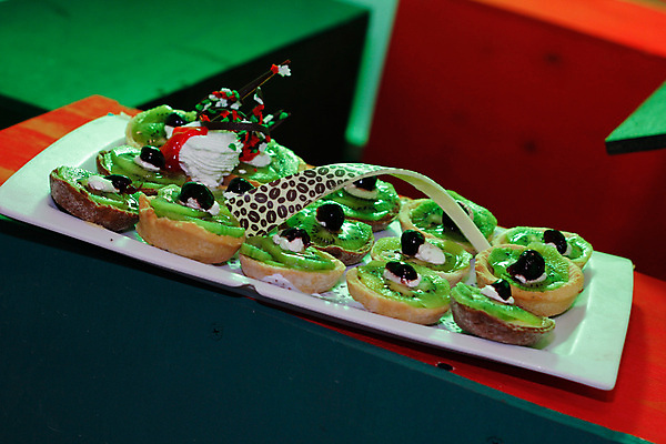 포토 JPG 해외이미지 전신 직업 캐릭터 라이프스타일 접시 커피 음료 음식 컨셉 유니폼 디저트 노동자 서브 쟁반 사탕 요리 사람 사람없음 컵 케이크 요식업 식당 초콜릿 앞치마 카페 빵집 흰색 잡기 업무 자신감 플랫 달콤 만화 컵케이크 가득함 직원 서비스 메뉴 서빙 질서 카페테리아 페스츄리 스타일 맛있는 해외202007 해외포토 식기 옷 감정 산업 빵 컬러 모션 생활 상점 예절 작업 맛 파일형식