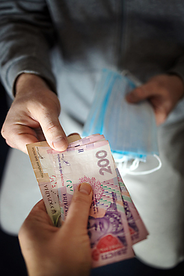 포토 JPG 해외이미지 손 마스크 사람 두명 신체부위 판매 고통 거래 의사 비밀 공포 결재 이익 공정 동의 인플루엔자 코로나바이러스 포스트코로나 해외202007 델타변이바이러스 해외포토 감정 컨셉 비즈니스 의료진 바이러스 사회이슈 파일형식