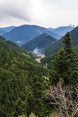 포토 JPG 해외이미지 나무 구름 유럽 여행 자연 하늘 산 파노라마 풍경 사람없음 야외 계곡 봄 안개 숲 그리스 전나무 그리스인 눈내림 산맥 해외202007 해외포토 자연요소 서양인 식물 계절 나라 날씨 눈_날씨 촬영기법 생태계 파일형식