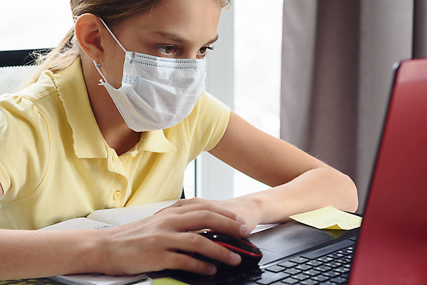 포토 JPG 해외이미지 백인 학생 응시 여자 교육 어린이 수업 마스크 한명 앉기 소녀 상반신 앞모습 10대 노트북 잡기 마우스 온라인강의 소녀한명만 해외202007 해외포토 서양인 1 시선 뷰포인트 모션 청소년 사람 전자제품 컴퓨터용품 강의 여자한명만 소녀만 파일형식 언택트