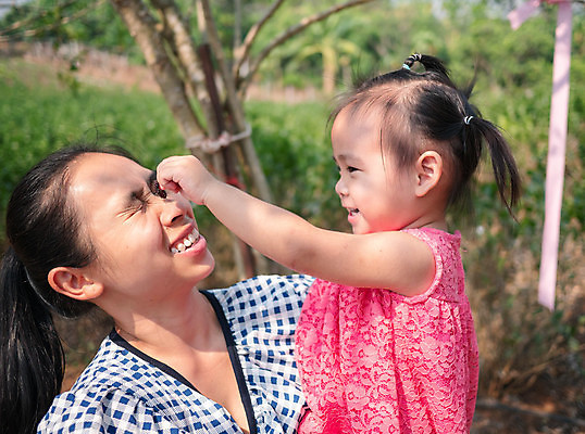 포토 JPG 해외이미지 나무 백인 전통 라이프스타일 공원 여자 딸 행복 어린이 가족 관계 자연 엄마 휴식 함께함 사랑 사람 동양인 야외 두명 초록색 걷기 정원 손잡기 기쁨 자유 시골 신선 내추럴 해외202007 해외포토 서양인 식물 공공시설 감정 컬러 컨셉 모션 인종 생활 생태계 파일형식