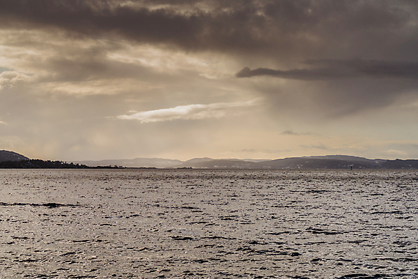포토 JPG 해외이미지 바다 요트 하늘 주택 항해 노르웨이 사람없음 마을 도시 보트 숲 흐림 식민지 해외202007 해외포토 유럽 배_교통 날씨 건물 파일형식