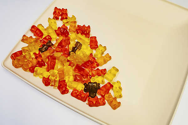 포토 JPG 해외이미지 접시 디저트 사람없음 여러개 달콤 흰배경 젤리 곰모양 해외202007 해외포토 모양 식기 음식 다수 백그라운드 곰 흰색 맛 파일형식