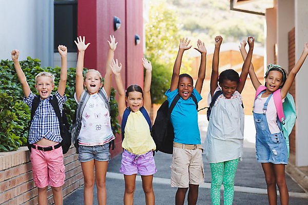 포토 JPG 해외이미지 외국인 여자 남자 초등학생 어린이 초등학교 서기 웃음 소년 여러명 상반신 앞모습 손들기 나란히 어린이만 해외202007 해외포토 학생 뷰포인트 다수 학교 모션 표정 사람 인종 파일형식
