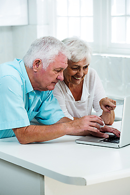 포토 JPG 해외이미지 백인 라이프스타일 커플 응시 여자 노년 남자 실내 사랑 서기 미소 상반신 두명 앞모습 옆모습 노트북 노부부 가리킴 70대 노인만 해외202007 해외포토 서양인 부부 시선 감정 뷰포인트 관계 모션 표정 사람 손짓 성인 내부 생활 전자제품 성인만 파일형식