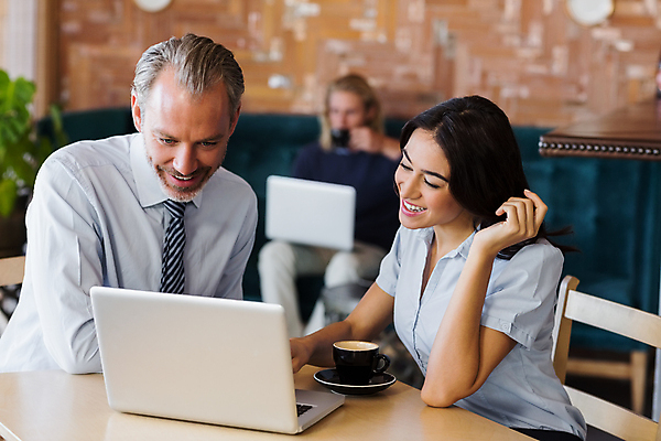 포토 JPG 해외이미지 백인 라이프스타일 응시 여자 남자 음료 비즈니스 실내 미소 앉기 20대 성인 컵 세명 노트북 식당 비즈니스맨 비즈니스우먼 동료 성인만 해외202007 해외포토 서양인 식기 시선 관계 모션 표정 사람 청년 내부 생활 전자제품 상점 직장인 파일형식