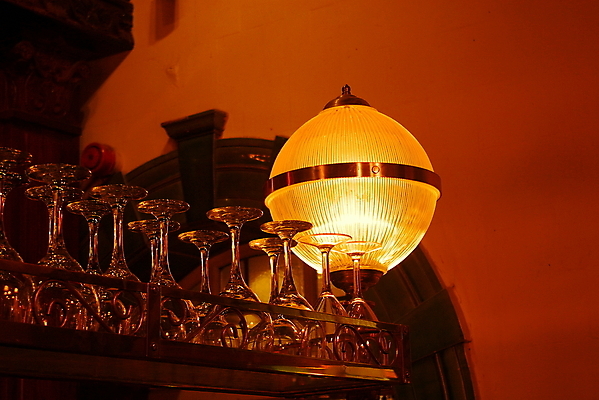 포토 JPG 해외이미지 전통 음료 와인잔 유리 선반 기념 사람없음 내부 목재 장식 빛 노란색 요식업 식당 와인 카페 낭만 램프 축하 바 고급 우아함 야간 크리스탈 계산대 타일 묘사 일반 신발장 줄서기 세련 해외202007 해외포토 자연요소 나무 산업 컬러 가구 컨셉 술잔 재료 모션 재질 조명 주류 상점 광석 파일형식