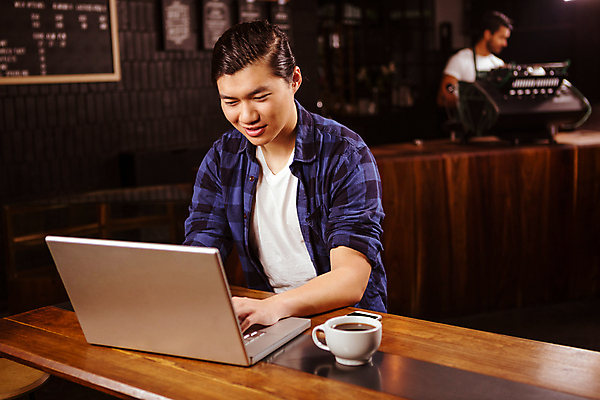 포토 JPG 해외이미지 라이프스타일 응시 남자 음료 비즈니스 실내 서기 미소 앉기 동양인 상반신 20대 두명 앞모습 컵 노트북 식당 카페 성인남자만 해외202007 해외포토 식기 시선 뷰포인트 모션 표정 사람 인종 청년 내부 생활 전자제품 상점 남자만 성인만 파일형식