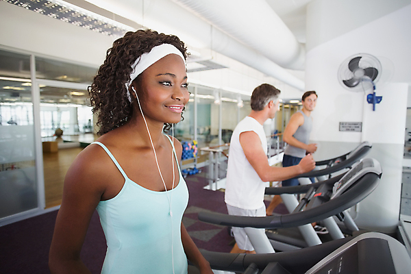 포토 JPG 해외이미지 백인 여자 남자 행복 스포츠 40대 중년 이어폰 실내 건강 사람 여러명 20대 성인 세명 운동복 달리기 조깅 운동 검은색 헬스장 듣기 장비 날씬함 연습 체육관 런닝머신 해외202007 해외포토 서양인 옷 감정 컬러 음향기기 다수 모션 청년 내부 운동기구 헬스 몸매 파일형식