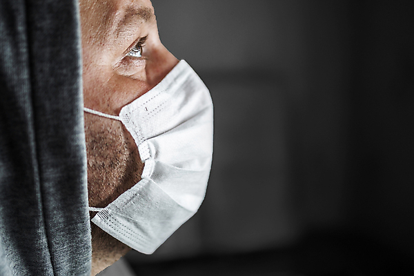 포토 JPG 해외이미지 남자 실루엣 유니폼 그림자 마스크 한명 안전 사람 옆모습 건강관리 고통 의사 오염 바이러스 호흡 질병 위험 무서움 예방 위생관리 인플루엔자 전염병 남자한명만 코로나바이러스 포스트코로나 해외202007 델타변이바이러스 해외포토 1 옷 감정 뷰포인트 컨셉 의학 촬영기법 건강 관리 의료진 사회이슈 남자만 파일형식