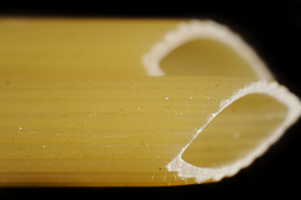 포토 JPG 해외이미지 접시 음식 2 다이어트 재료 검은배경 파스타 요리 사람없음 식사 쌍 닫기 먹이 강의 국수 고립 마카로니 영양분 펜네 해외202007 해외포토 식기 백그라운드 모션 서양음식 건강 검은색 면류 파스타면 파일형식