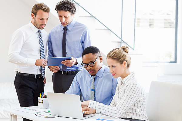 포토 JPG 해외이미지 응시 여자 남자 40대 중년 비즈니스 직장 실내 앉기 여러명 상반신 20대 성인 앞모습 옆모습 30대 노트북 태블릿 비즈니스맨 비즈니스우먼 동료 해외202007 해외포토 시선 뷰포인트 다수 회사 관계 모션 사람 청년 내부 장년 전자제품 스마트기기 직장인 파일형식