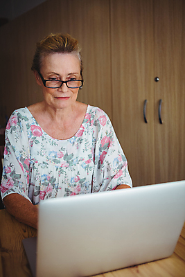 포토 JPG 해외이미지 백인 라이프스타일 응시 여자 노년 건강 한명 앉기 상반신 앞모습 노트북 60대 노인여자한명만 해외202007 해외포토 서양인 1 시선 뷰포인트 모션 사람 성인 생활 전자제품 여자한명만 노인여자만 파일형식