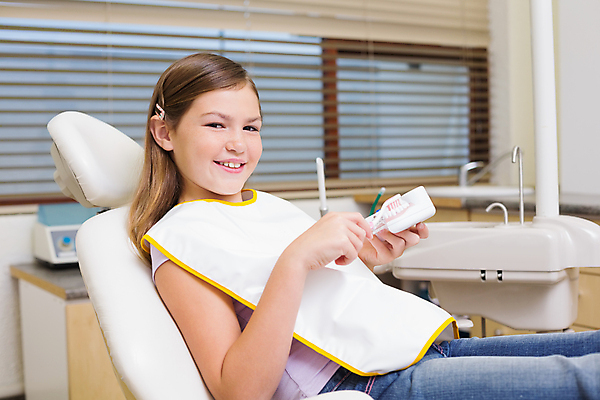 포토 JPG 해외이미지 백인 응시 여자 행복 어린이 실내 치과 병원 한명 건강관리 환자 잡기 입 칫솔 치과용품 소녀한명만 해외202007 해외포토 서양인 1 시선 감정 의학 모션 건강 관리 사람 내부 신체부위 위생용품 의료용품 여자한명만 소녀만 파일형식