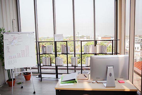 포토 JPG 해외이미지 직업 라이프스타일 디자인 백그라운드 컨셉 인터넷 회사 비즈니스 창문 탁자 주택 직장 사람없음 노트북 컴퓨터 사무실 우주 건강관리 디지털 모니터 방 장비 업무 작업실 바이러스 질병 저녁 디자이너 책상 보안 감염 돌봄 전염병 제어 프리랜서 해외202007 해외포토 가구 의학 모션 건강 관리 안전 건물 생활 전자제품 작업 야간 파일형식