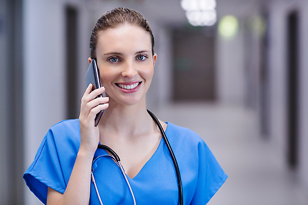포토 JPG 해외이미지 주간 여자 청진기 직장 실내 병원 한명 서기 들기 상반신 20대 성인 앞모습 아웃포커스 스마트폰 의료진 의사 복도 통화 성인여자한명만 해외202007 해외포토 자연요소 직업 1 뷰포인트 회사 의학 의료기기 모션 촬영기법 사람 청년 내부 핸드폰 스마트기기 여자한명만 성인여자만 파일형식