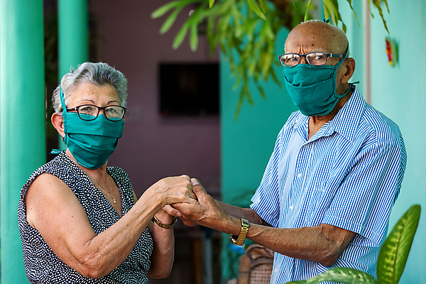 포토 JPG 해외이미지 커플 응시 여자 할아버지 노년 남자 안경 할머니 가족 남편 마스크 사람 두명 손잡기 노부부 아내 바이러스 질병 예방 히스패닉 인플루엔자 전염병 노인만 코로나바이러스 포스트코로나 해외202007 델타변이바이러스 해외포토 부부 시선 잡화 의학 관계 모션 성인 사회이슈 성인만 파일형식