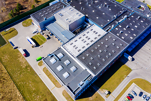 포토 JPG 해외이미지 산업 육상교통 교통시설 독일 사람없음 야외 가로 노란색 장비 컨테이너 옥상 배송 창고 짐차 물류 전송 로딩 조감도 해외202007 해외포토 유럽 교통수단 컬러 교통 자동차 시설 파일형식