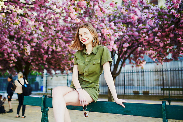 포토 JPG 해외이미지 나무 식물 백인 모델 공원 여자 꽃잎 꽃 유럽 분홍색 가방 자연 거리 한명 사람 성인 야외 금발 선글라스 유행 정원 봄 프랑스 벚꽃 흰색 도시 우아함 4월 날씬함 내추럴 프랑스어 스타일 파리(프랑스) 해외202007 해외포토 서양인 문자 1 헤어스타일 잡화 계절 공공시설 나라 안경 컬러 컨셉 날짜 몸매 생태계 파일형식