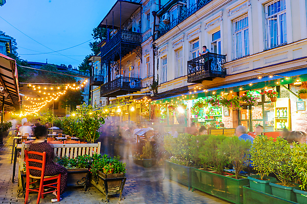 포토 JPG 해외이미지 유럽 여행 산 거리 풍경 사람없음 야외 건물 여름 빛 도시풍경 문 식당 카페 발코니 램프 도시 도심 야간 저녁 지역 타운 조지아 해외202007 해외포토 자연요소 건축물 계절 나라 조명 상점 동유럽 파일형식