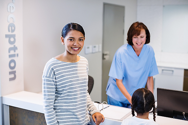 포토 JPG 해외이미지 백인 여자 딸 행복 어린이 중년 50대 유니폼 엄마 병원 대화 서기 앉기 20대 성인 세명 컴퓨터 부모 건강관리 환자 간호사 접수 여자만 해외202007 해외포토 서양인 옷 감정 의학 가족 모션 건강 관리 말하기 사람 청년 전자제품 의료진 파일형식