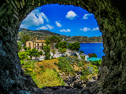 포토 JPG 해외이미지 유럽 바다 섬 여행 백그라운드 자연 낚시 산 주택 풍경 사람없음 야외 초록색 여름 파란색 햇빛 마을 이탈리아 보트 지중해 아치 포트 타운 해외202007 해외포토 계절 나라 컬러 배_교통 레저 건물 태양 도시 생태계 파일형식