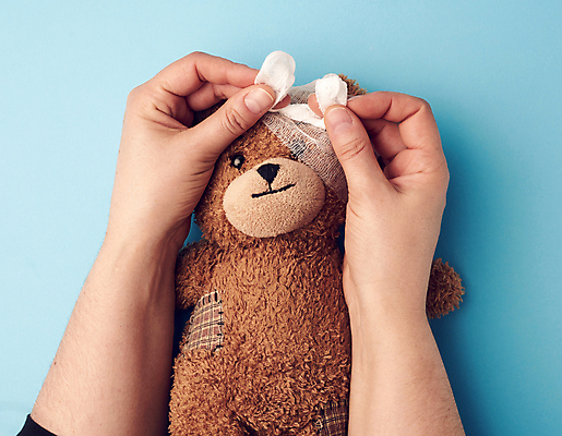 포토 JPG 해외이미지 손 하늘색 신체부위 치료 갈색 곰인형 묶기 붕대 거즈 해외202007 해외포토 인형 컬러 의학 모션 사람 파란색 파일형식