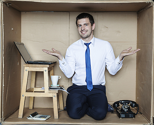 포토 JPG 해외이미지 전신 백인 남자 사다리 한명 앉기 성인 앞모습 노트북 상자 사무실 계산기 업무 비즈니스맨 무릎꿇기 전화기 갇힘 답답함 성인남자한명만 해외202007 해외포토 서양인 1 뷰포인트 비즈니스 모션 문구용품 사람 전자제품 장비 도구 작업 직장인 감각 남자한명만 성인남자만 파일형식