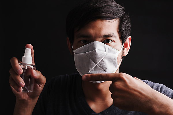 포토 JPG 해외이미지 여자 건강 마스크 한명 동양인 알코올 잡기 바이러스 위생 질병 예방 위생관리 코로나바이러스 포스트코로나 해외202007 델타변이바이러스 해외포토 1 의학 모션 관리 사람 인종 사회이슈 파일형식