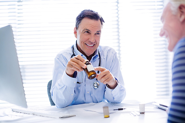 포토 JPG 해외이미지 백인 노년 남자 중년 50대 청진기 병원 설명 치료 약 건강관리 환자 의사 잡기 60대 상담 처방 치료제 남자만 해외202007 해외포토 서양인 의학 의료기기 모션 건강 관리 사람 성인 의료진 파일형식