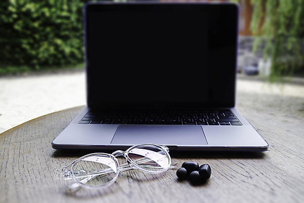 포토 JPG 해외이미지 나무 산업 인터넷 비즈니스 통신 자연 탁자 휴식 사람없음 야외 목재 노트북 컴퓨터 갈색 정원 봄 공백 펼침 장비 신선 오픈 소프트포커스 연결 책상 온라인 카피스페이스 해외202007 해외포토 식물 계절 컬러 가구 컨셉 재료 모션 촬영기법 전자제품 생태계 파일형식