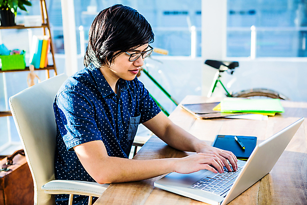 포토 JPG 해외이미지 응시 남자 비즈니스 직장 실내 한명 미소 앉기 상반신 옆모습 노트북 자전거 비즈니스맨 성인남자한명만 안경낌 해외202007 해외포토 1 시선 안경 뷰포인트 회사 모션 표정 사람 내부 전자제품 바이크 직장인 남자한명만 성인남자만 파일형식