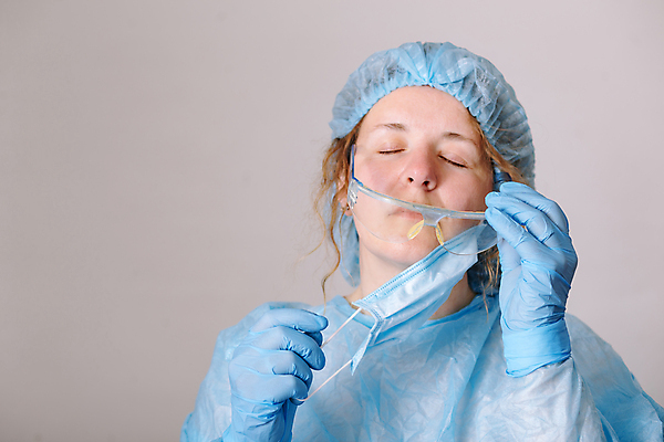 포토 JPG 해외이미지 주간 여자 유니폼 회색배경 실내 병원 피곤 한명 서기 상반신 성인 앞모습 눈감음 의료진 의사 보안경 성인여자한명만 코로나바이러스 방호복 해외202007 델타변이바이러스 해외포토 자연요소 직업 1 옷 뷰포인트 백그라운드 컨셉 의학 모션 사람 내부 회색 바이러스 안전장비 여자한명만 성인여자만 파일형식