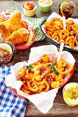 포토 JPG 해외이미지 음식 사람없음 목재 세로 파티 바구니 치킨 튀김 시골 맛 케첩 베이컨 레시피 살사댄스 맛있는 해외202007 해외포토 나무 컨셉 재료 돼지고기 이벤트 춤 소스_음식 닭고기요리 파일형식