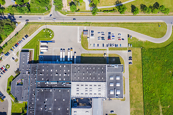 포토 JPG 해외이미지 유럽 산업 도로 비즈니스 공장 교통시설 자동차 독일 안테나 사람없음 화물 상품 컨테이너 창고 시설 상업 수납 짐차 무거움 트레일러 물류 폴란드 드론 분배 수입 조감도 해외202007 해외포토 나라 길 육상교통 교통 통신 공업 운송업 무게 파일형식