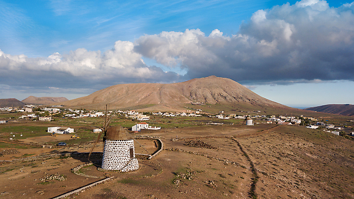 포토 JPG 해외이미지 구름 전통 외관 산업 문화 여행 건축양식 자연 하늘 바람 산 안테나 풍경 사람없음 야외 초록색 파란색 햇빛 태양 농장 마을 탑 고층빌딩 힘 풍차 흰색 시골 역사 보호 언덕 장면 자원 방앗간 옛날 해외202007 해외포토 자연요소 건축물 건축 컬러 컨셉 농업 통신 날씨 빌딩 생태계 파일형식