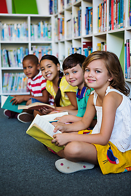 포토 JPG 해외이미지 전신 외국인 학생 응시 여자 남자 초등학생 어린이 학교 책장 함께함 실내 초등학교 들기 앉기 소년 여러명 옆모습 독서 도서관 일렬 어린이만 해외202007 해외포토 시선 교육 뷰포인트 가구 다수 컨셉 모션 사람 인종 내부 파일형식