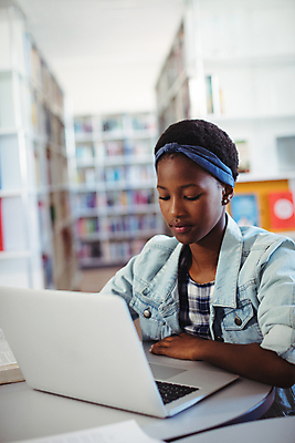 포토 JPG 해외이미지 라이프스타일 응시 여학생 여자 교육 학교 한명 앉기 상반신 옆모습 10대 노트북 도서관 집중 십대만 십대여자한명만 해외202007 해외포토 1 학생 시선 뷰포인트 컨셉 모션 청소년 사람 생활 전자제품 여자한명만 십대여자만 파일형식