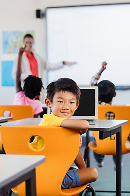 포토 JPG 해외이미지 외국인 학생 응시 여자 교육 남자 초등학생 어린이 교실 수업 초등학교 앉기 소년 여러명 상반신 20대 성인 옆모습 손들기 교사 칠판 뒤돌아보기 가르침 해외202007 해외포토 직업 시선 뷰포인트 다수 학교 모션 사람 인종 청년 파일형식