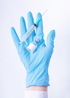 포토 JPG 해외이미지 손 장갑 건강 주사기 들기 신체부위 간호사 흰색 잡기 질병 주사약 예방접종 예방주사 인플루엔자 코로나바이러스 포스트코로나 해외202007 델타변이바이러스 해외포토 잡화 컬러 의학 의료기기 모션 사람 약 의료진 바이러스 사회이슈 예방 접종 파일형식