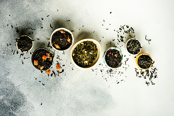 포토 JPG 해외이미지 그릇 회색배경 사람없음 하이앵글 찻잎 플랫레이 해외202007 해외포토 식기 뷰포인트 백그라운드 차_음료 회색 플랫 파일형식